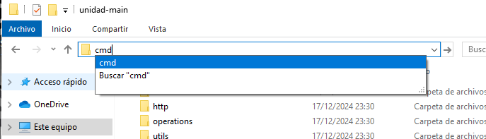 El explorador de Windows, en la carpeta de Unidad y "cmd" escrito en la barra de direcciones
